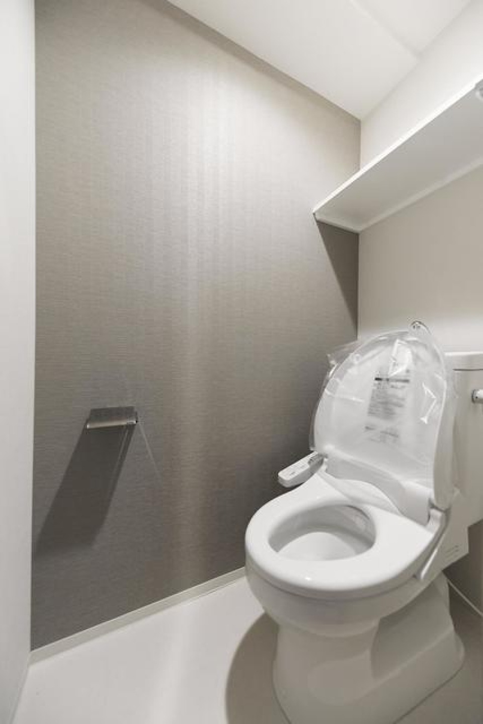 トイレはグレーの壁で落ち着いた空間になっています。
※写真は同タイプ住戸です。