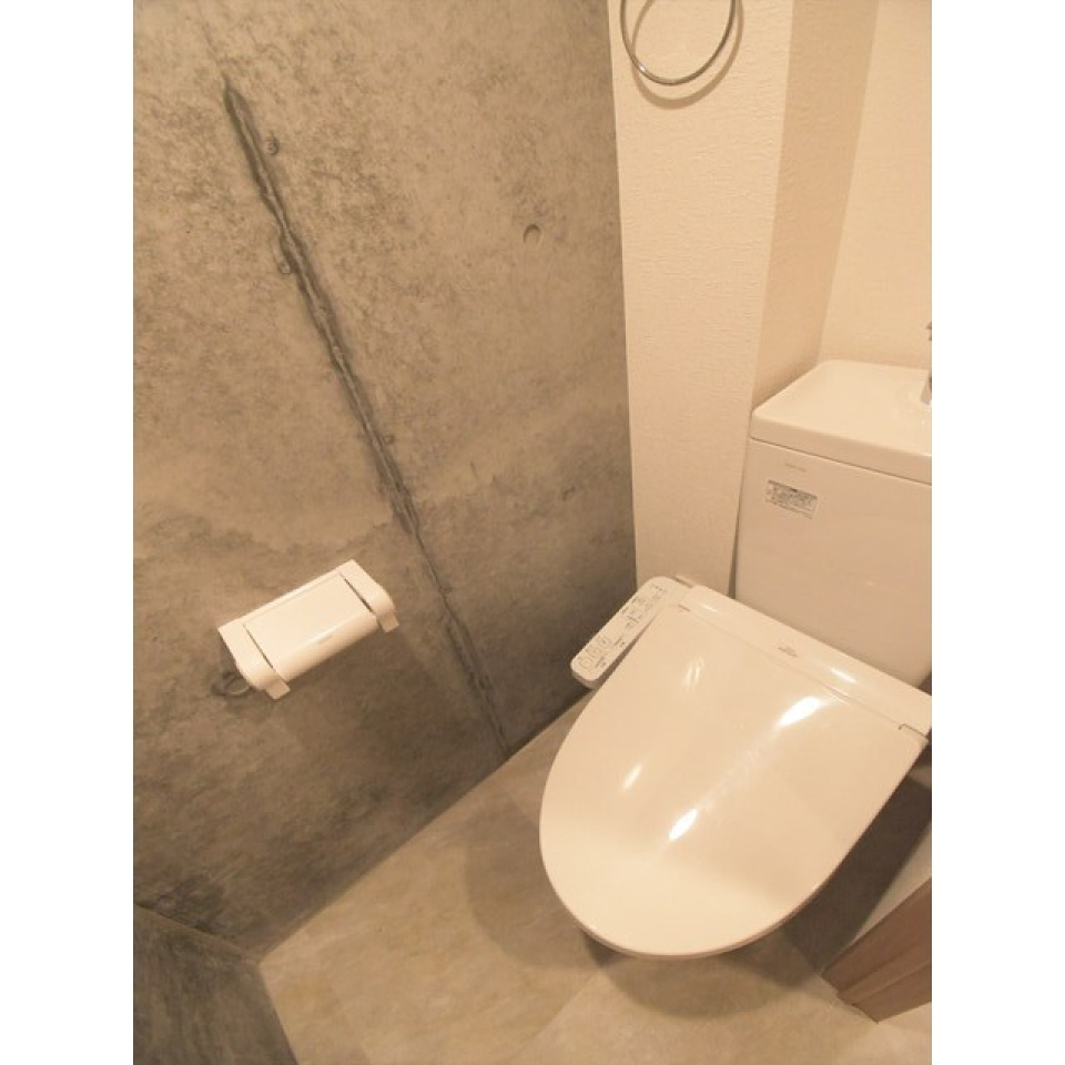 コンクリート張りのトイレは落ち着いた空間です。