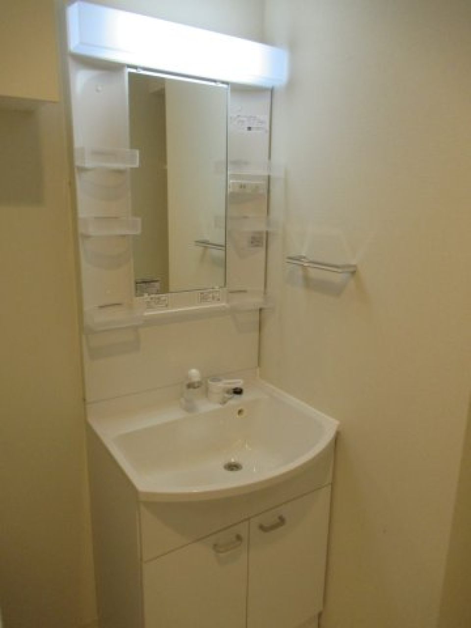 トイレと洗面台は同じ空間に設置されています。