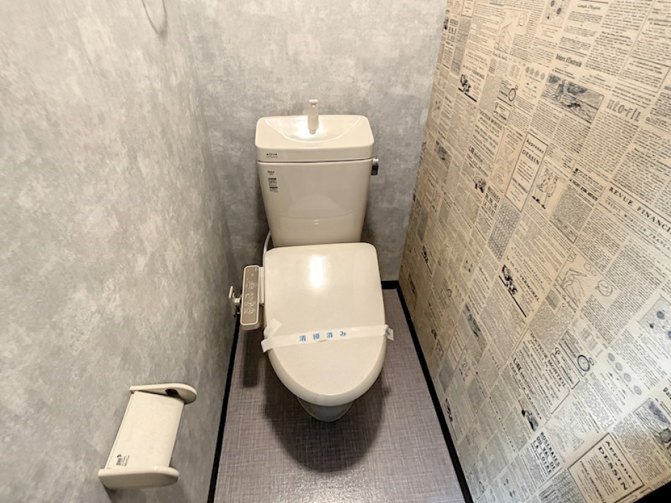 思わず外国語新聞を手に取りたくなるような壁紙のトイレ