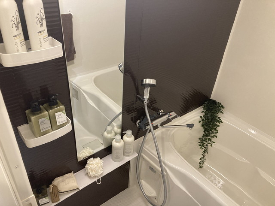 ダークトーンのパネルが導入されている浴室です。※写真は同タイプ住戸です。