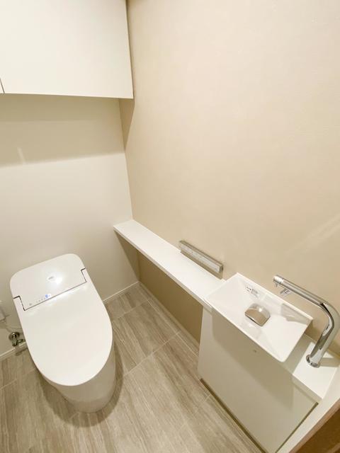 トイレには手を洗う設備があります。※写真は同タイプ住戸です。