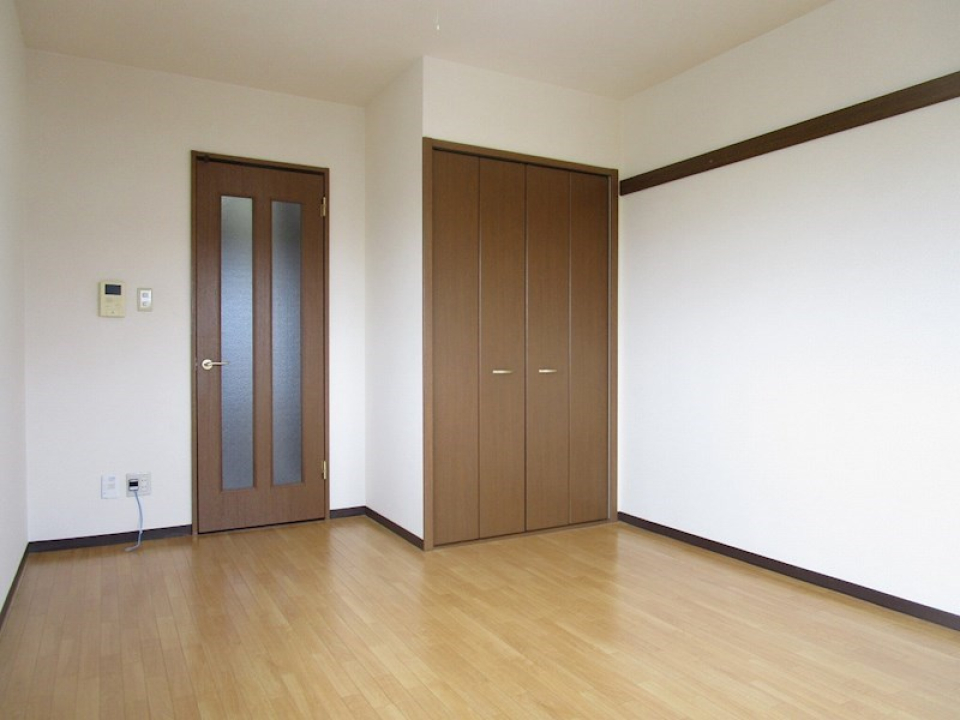 扉は茶色、壁は白色で統一されたシンプルなお部屋。
壁の茶色のラインがアクセント！