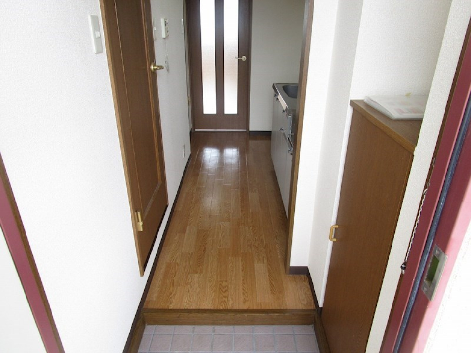 廊下もシンプルな造り。手前の扉は洗面所とお風呂に繋がっています。