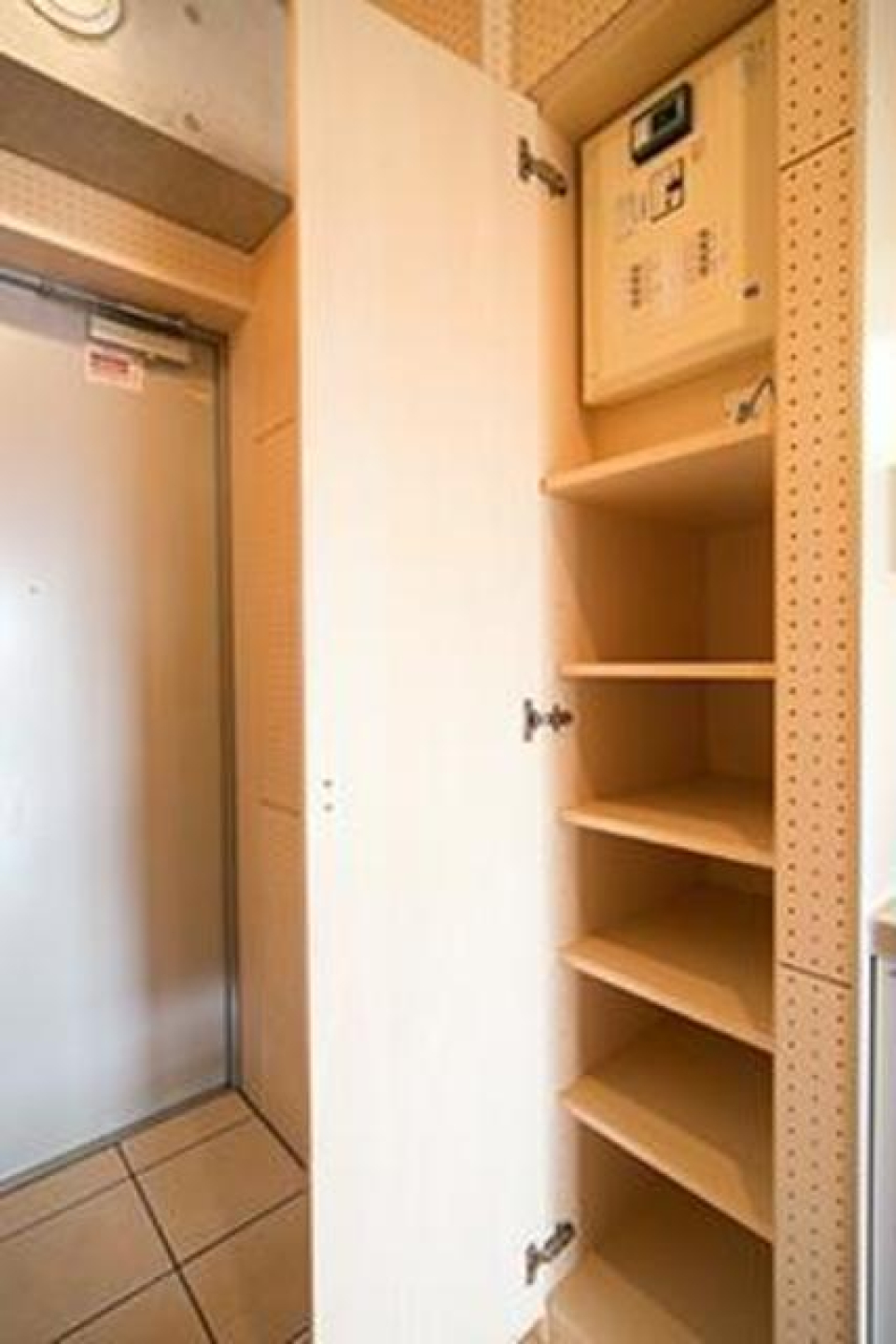 玄関を上がったところにシューズボックスがあります。※写真は同タイプ住戸です。