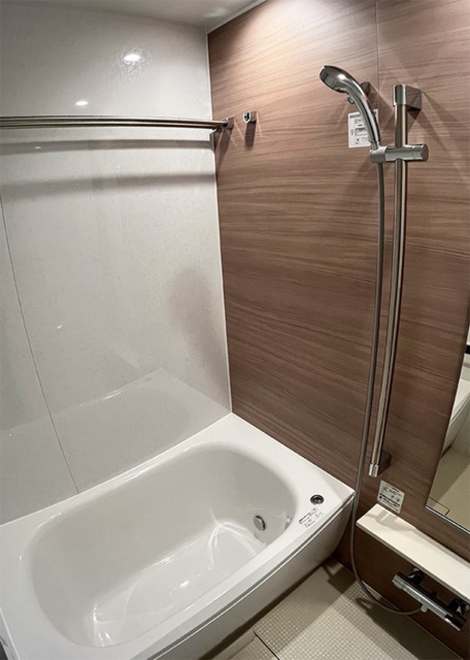 ブラウンの木目調のパネルが導入された浴室です。※写真は同タイプ住戸です。