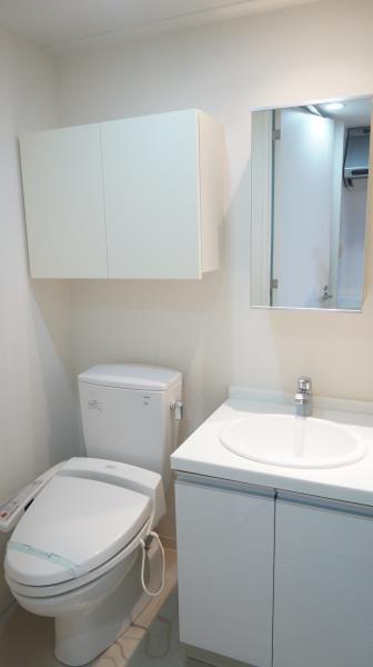トイレと洗面台はお隣同士です。