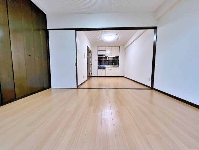 8.0帖のLDKと6.0帖の部屋が広がり〼。