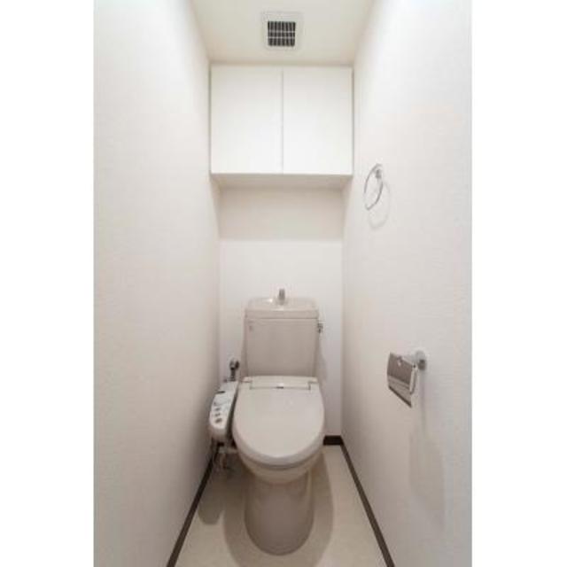 棚があるので掃除用具を整理整頓しやすそうです。※写真は同タイプ住戸です。