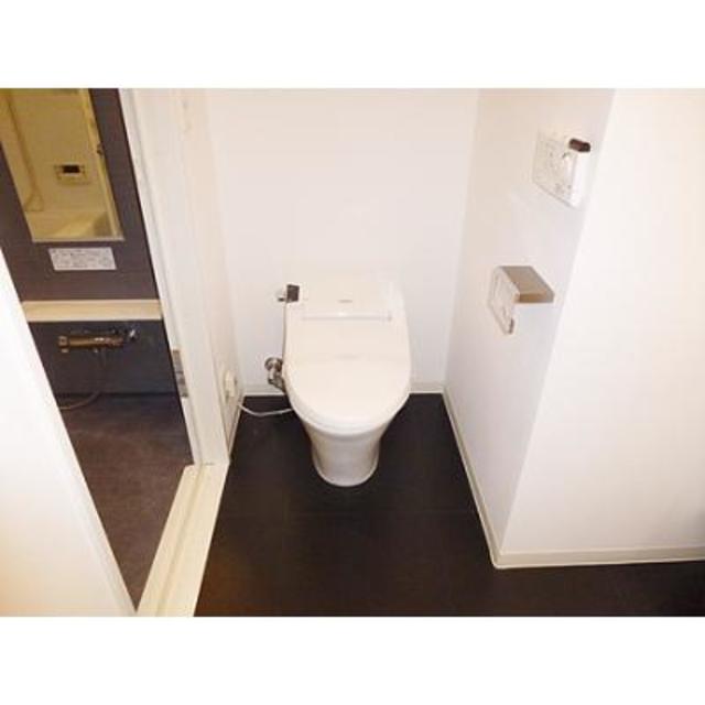 トイレです。頭上に収納棚が付いています。
※写真は同タイプ住戸です。