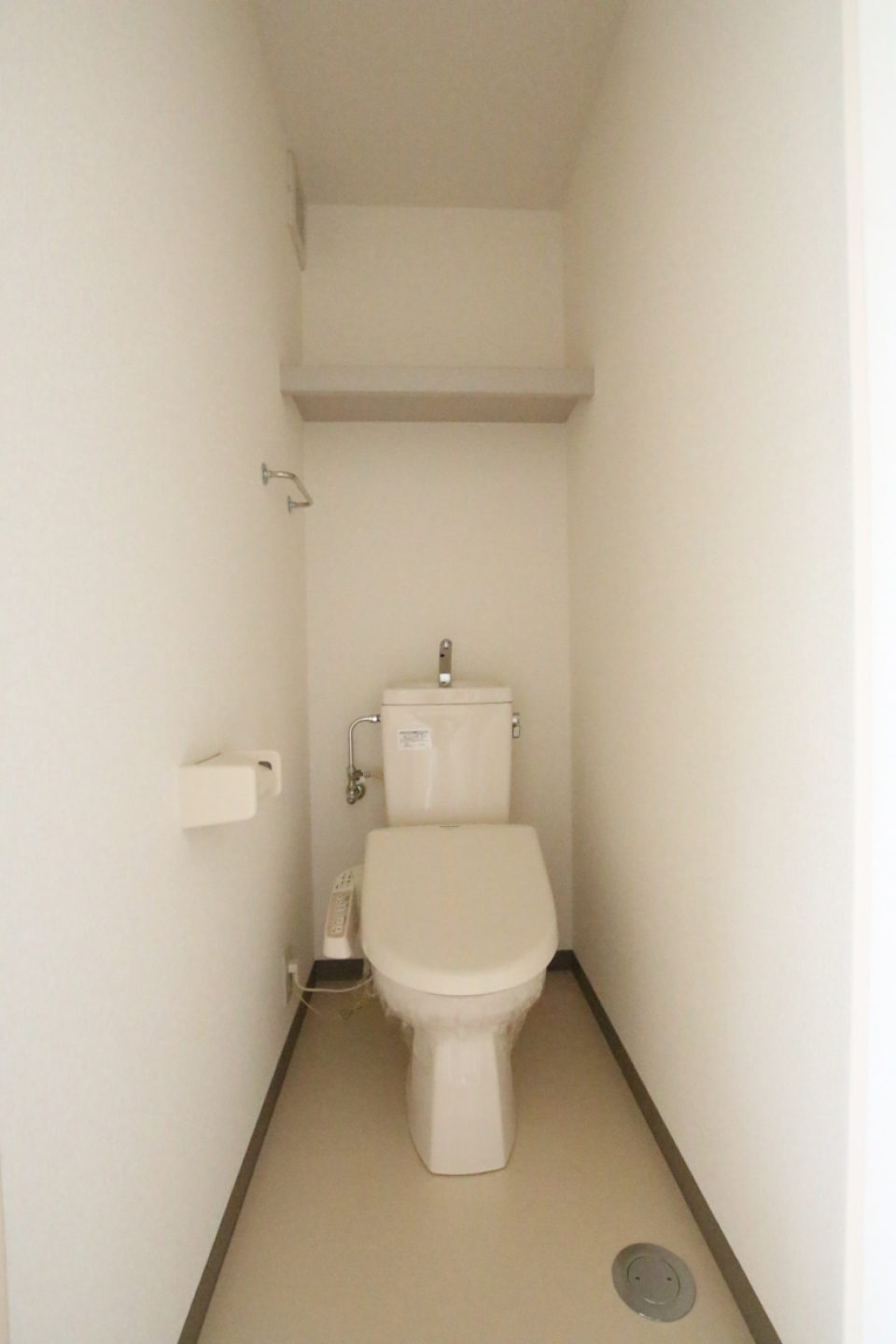 天井が高めのトイレ。こちらも壁は白一色です。