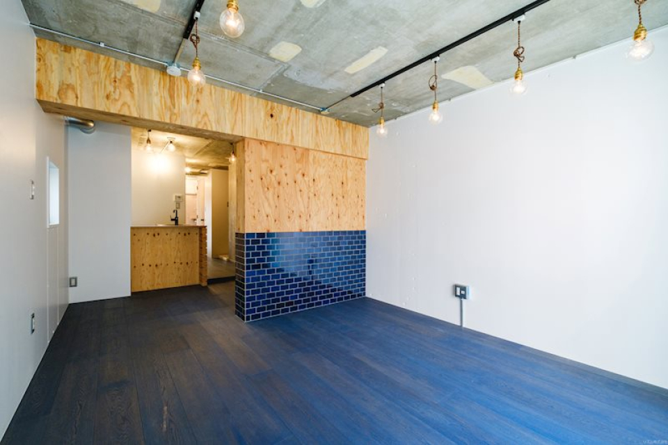 剥き出しのコンクリートと木、群青色のタイルと床のコントラストに心惹かれる空間。