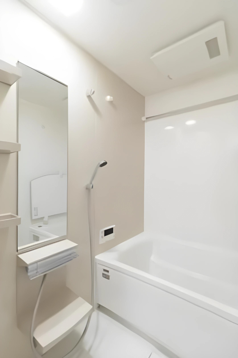 白くまとめられた浴室の様子。※写真は同タイプ住戸です。