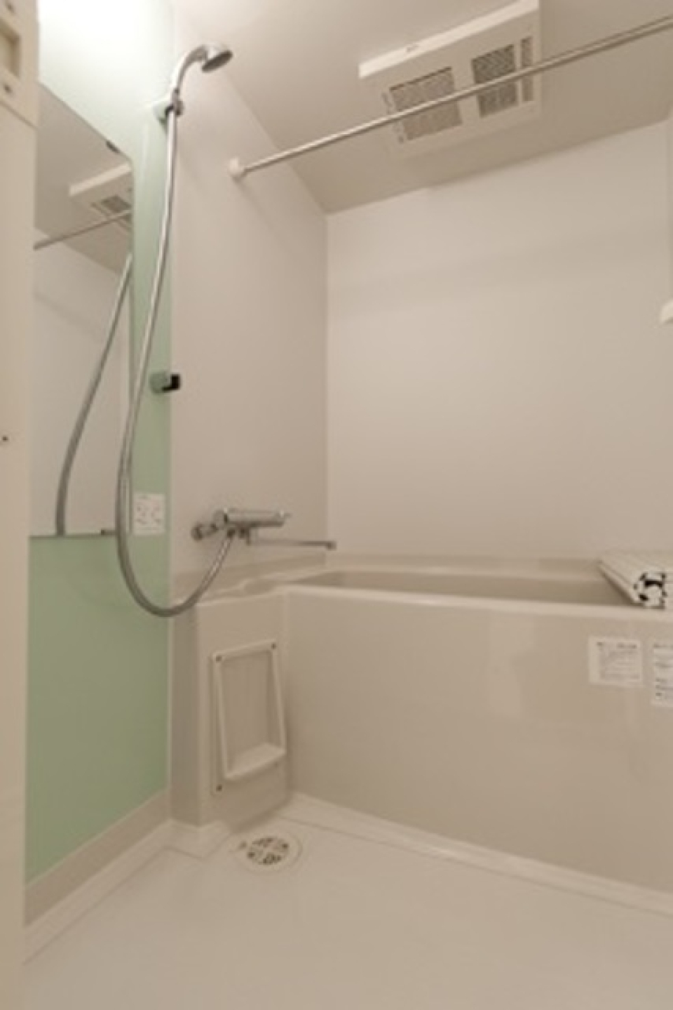 ライトブルーのパネルが導入された浴室です。※写真は同タイプ住戸です。