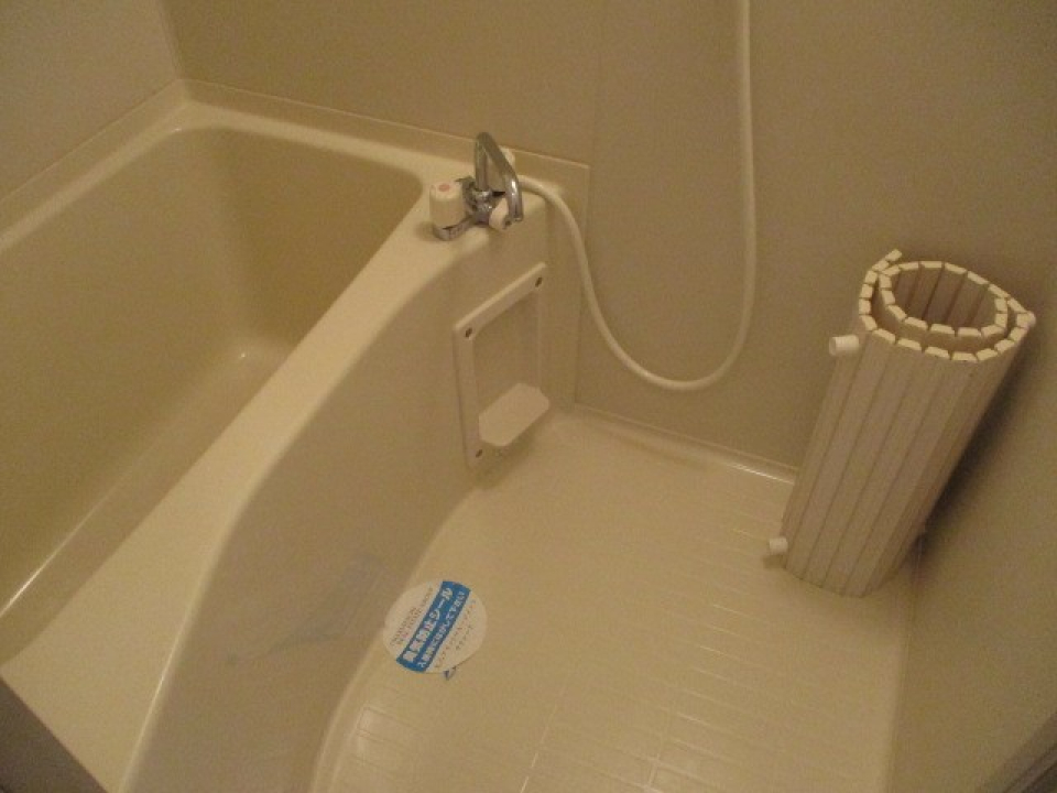 シンプルなお風呂。浴槽のふたも付いています。