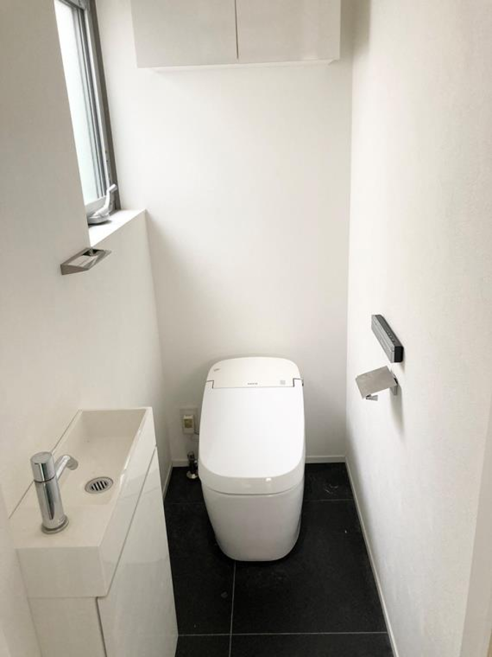シンプルな造りのトイレです。
