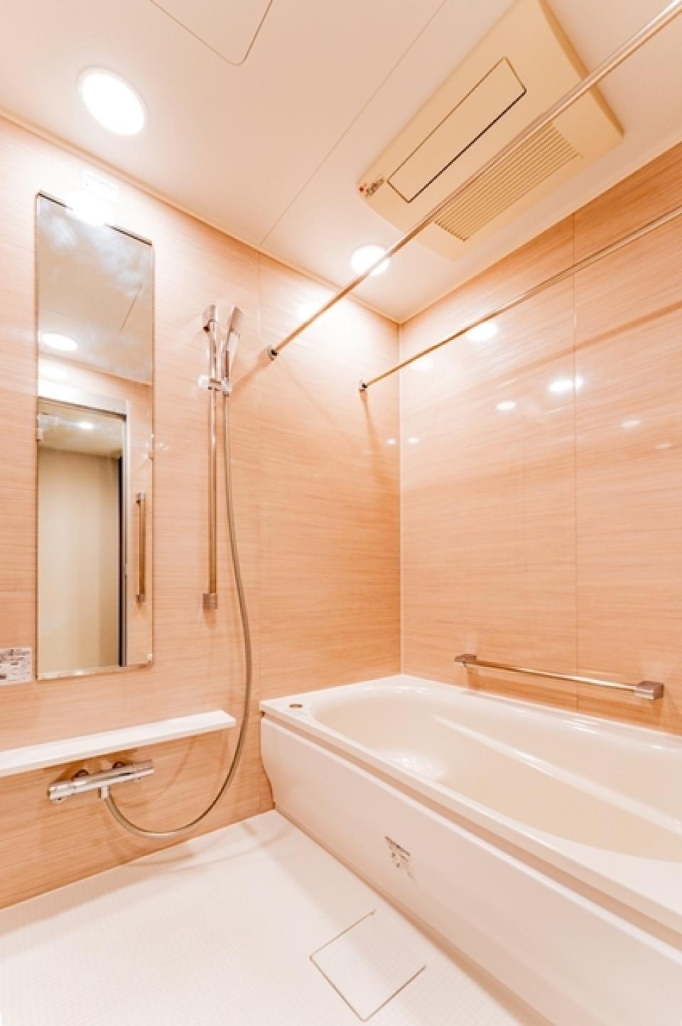 ナチュラルなパネルが導入された浴室です。※写真は同タイプ住戸です。