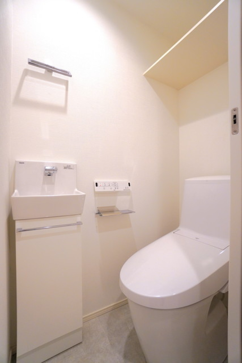 シンプルな造りのトイレです。
※写真は同タイプ住戸です。
