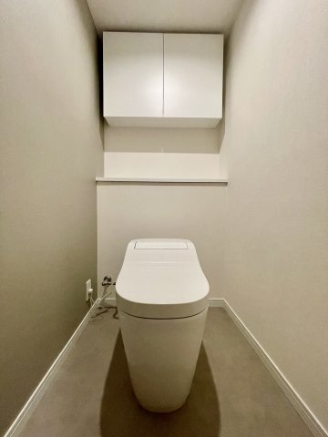 トイレは嬉しい収納棚付きです。