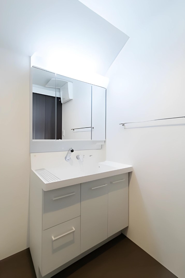 白くシンプルな独立洗面台。※写真は同タイプ住戸です。