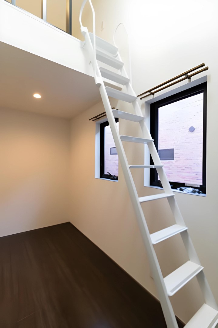 ロフト付きで梯子を上ると8.2帖の空間が広がります。※写真は同タイプ住戸です。