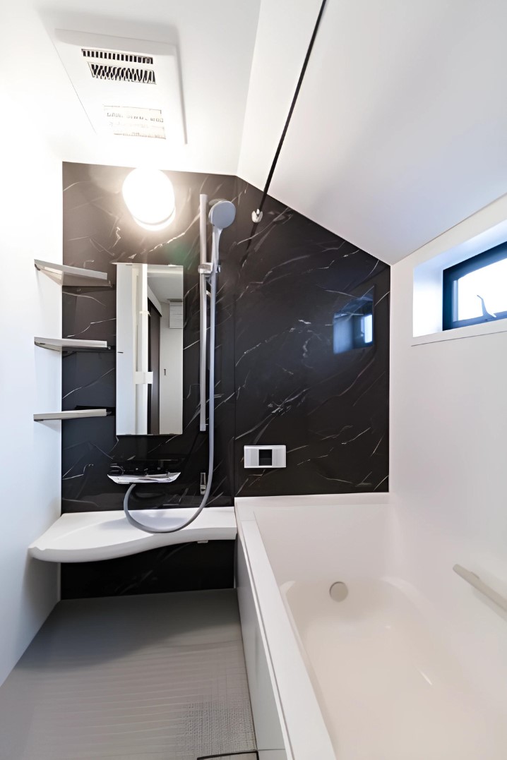 黒いパネルで締まった印象の浴室です。※写真は同タイプ住戸です。