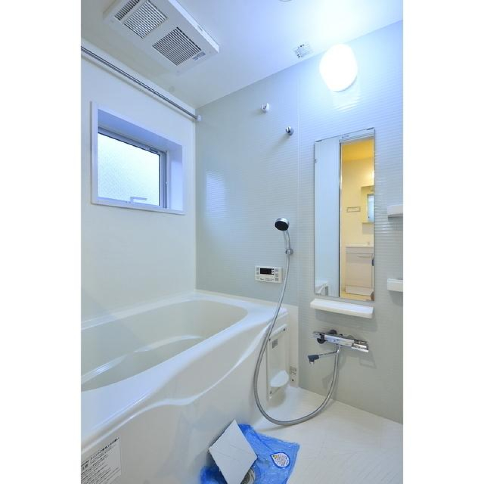 白くまとめられた浴室の様子。