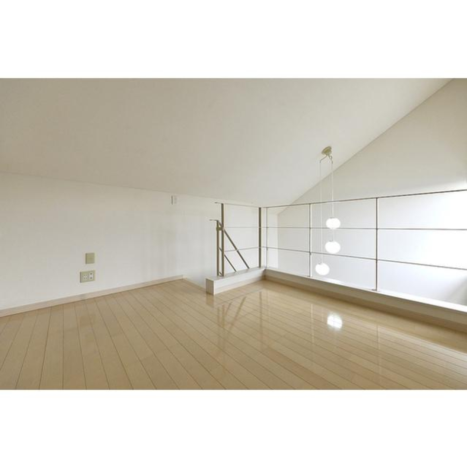 勾配天井によりロフトにあがっても開放感があります。