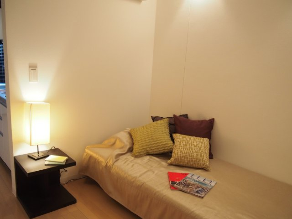 ベッドルームは間接照明で、落ち着いた空間にするのもいいですよね。
※家具はイメージです。