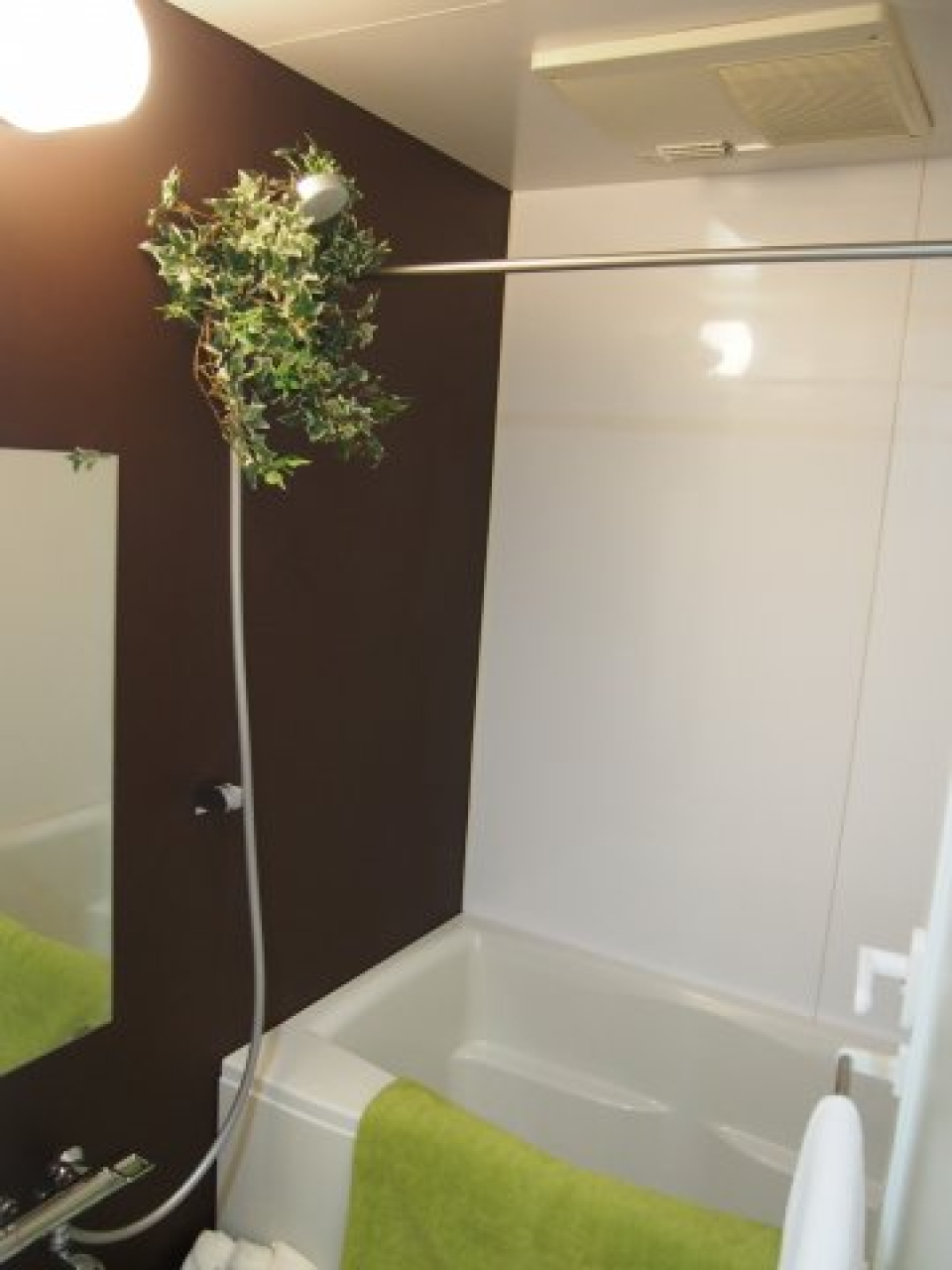 浴室乾燥機付きのバスルーム。
※葉っぱはイメージです。