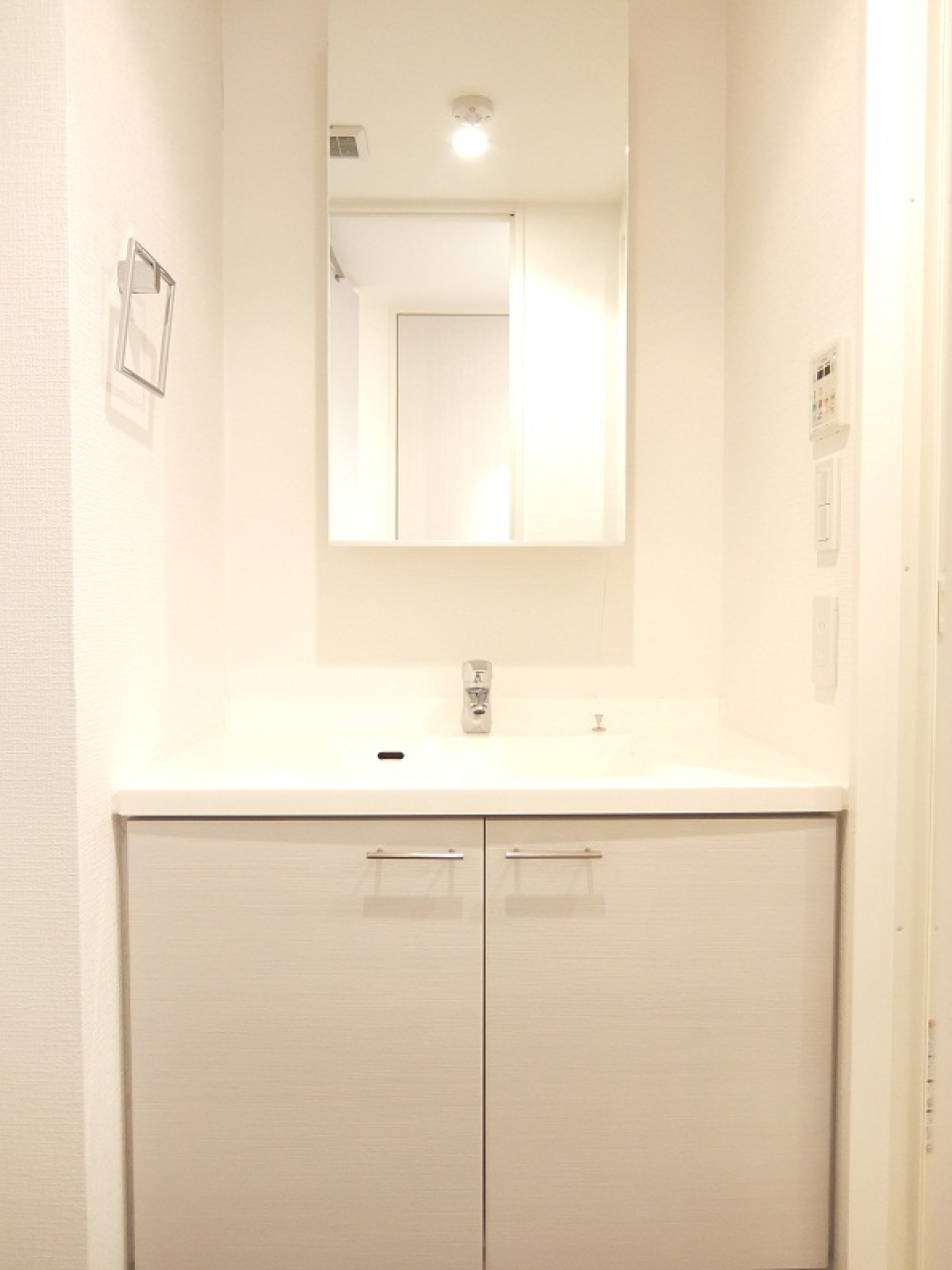 シンプルな白色の独立洗面台。※参考写真