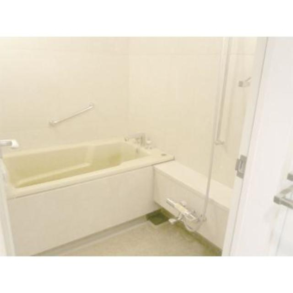 白くまとめられた浴室です。※写真は同タイプ住戸です。