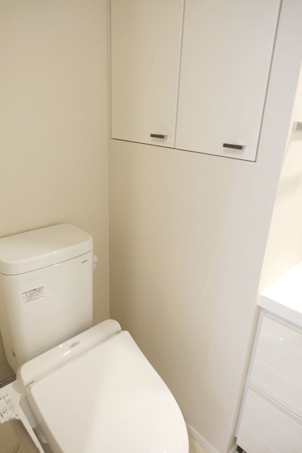 トイレです。壁に収納があり便利です。
※写真は同タイプ住戸です。