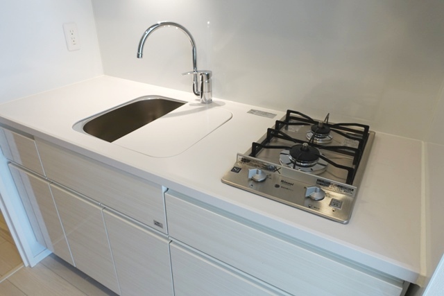 キッチンは2口のガスコンロ付きです。
※写真は同タイプ住戸です。