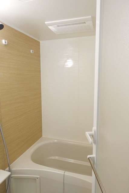浴室です。一面ナチュラルブラウンで落ち着きます。
※写真は同タイプ住戸です。