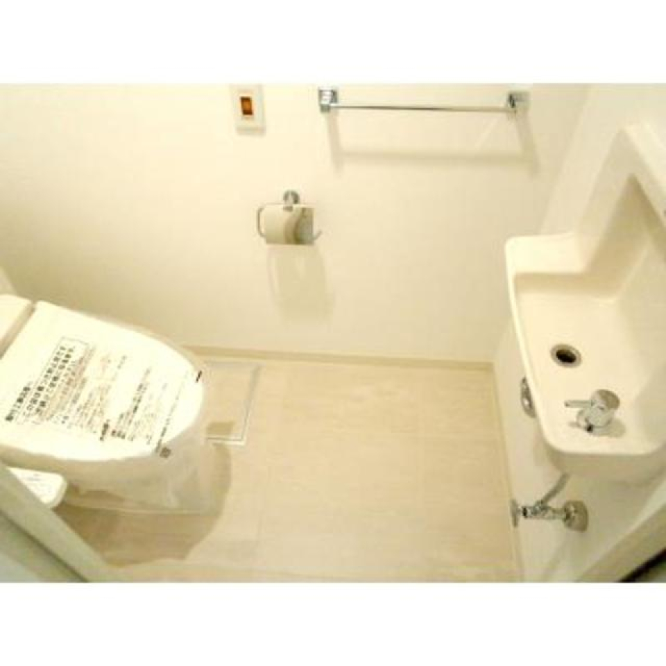 手を洗う設備も付いたトイレです。※写真は同タイプ住戸です。