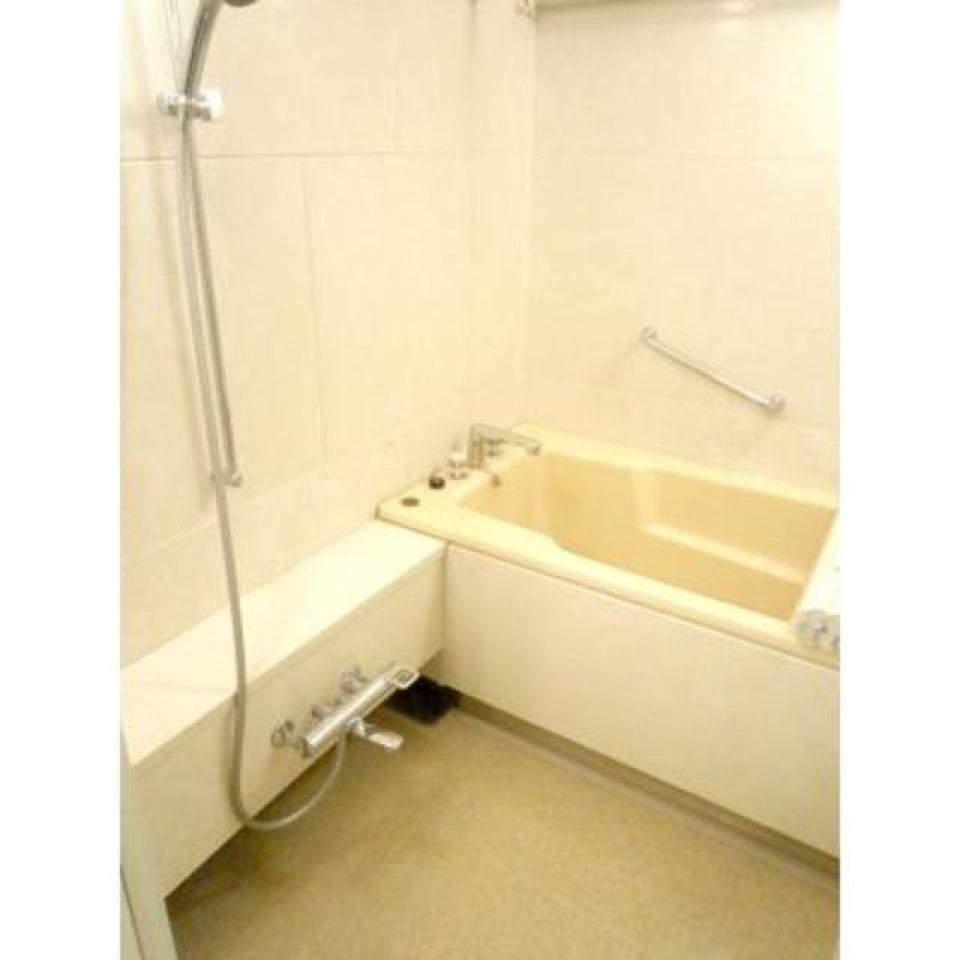 白くまとめられた浴室の様子。※写真は同タイプ住戸です。