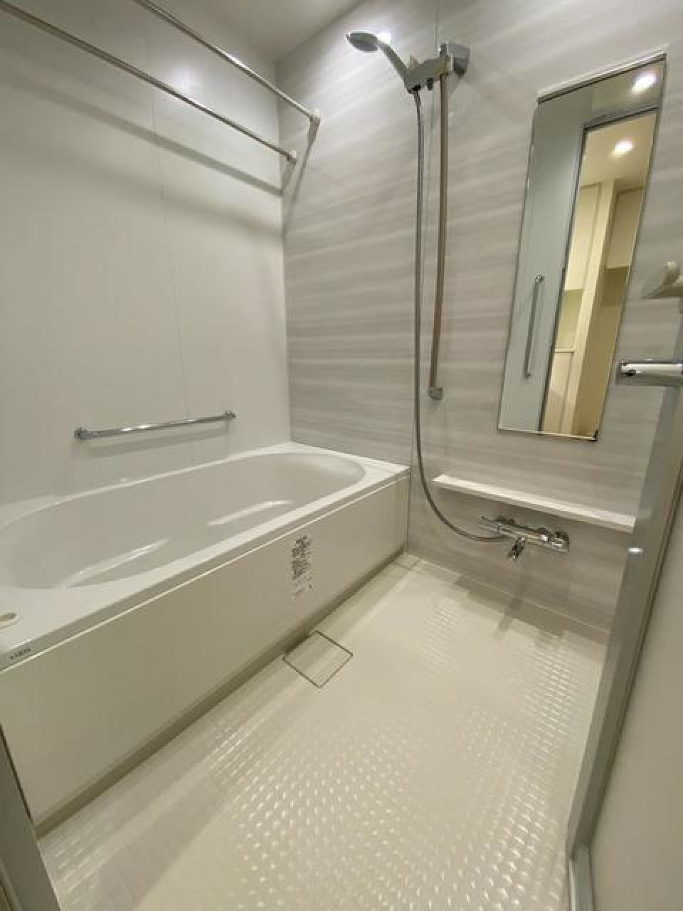 白くまとめられた浴室。※写真は同タイプ住戸です。