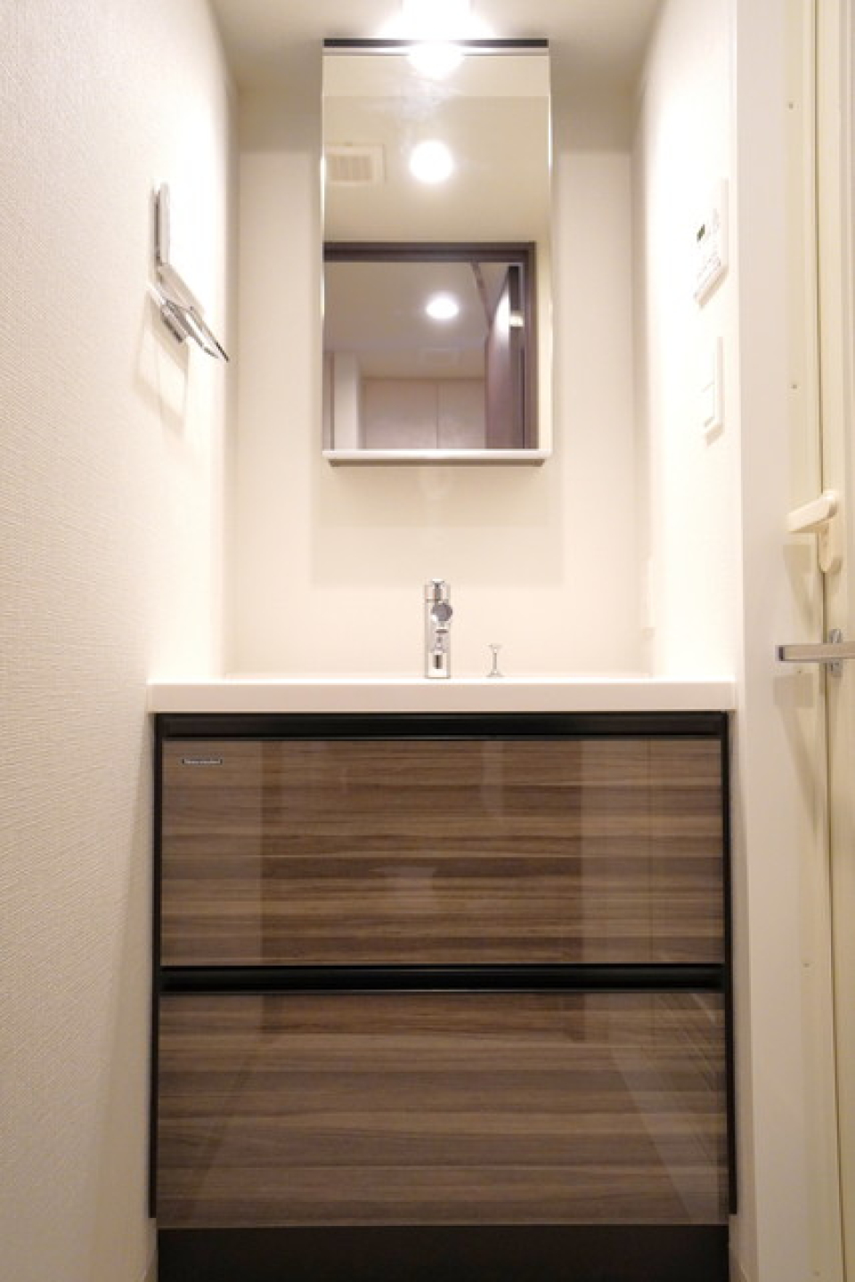 ナチュラルなパネルが使用された洗面台です。※写真は同タイプ住戸です。