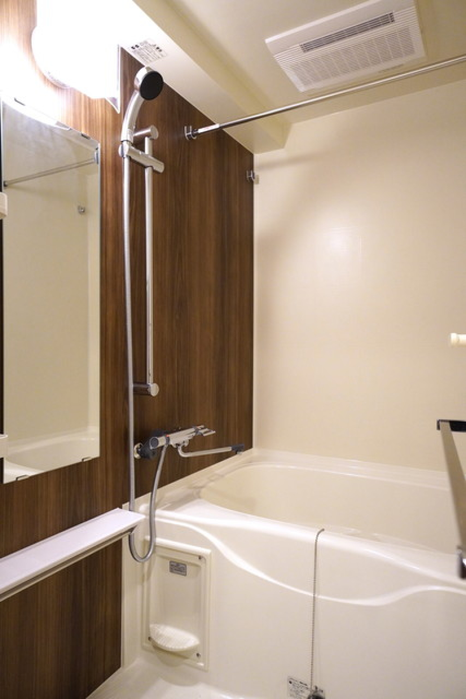 ダークトーンのパネルが使われた浴室です。※写真は同タイプ住戸です。