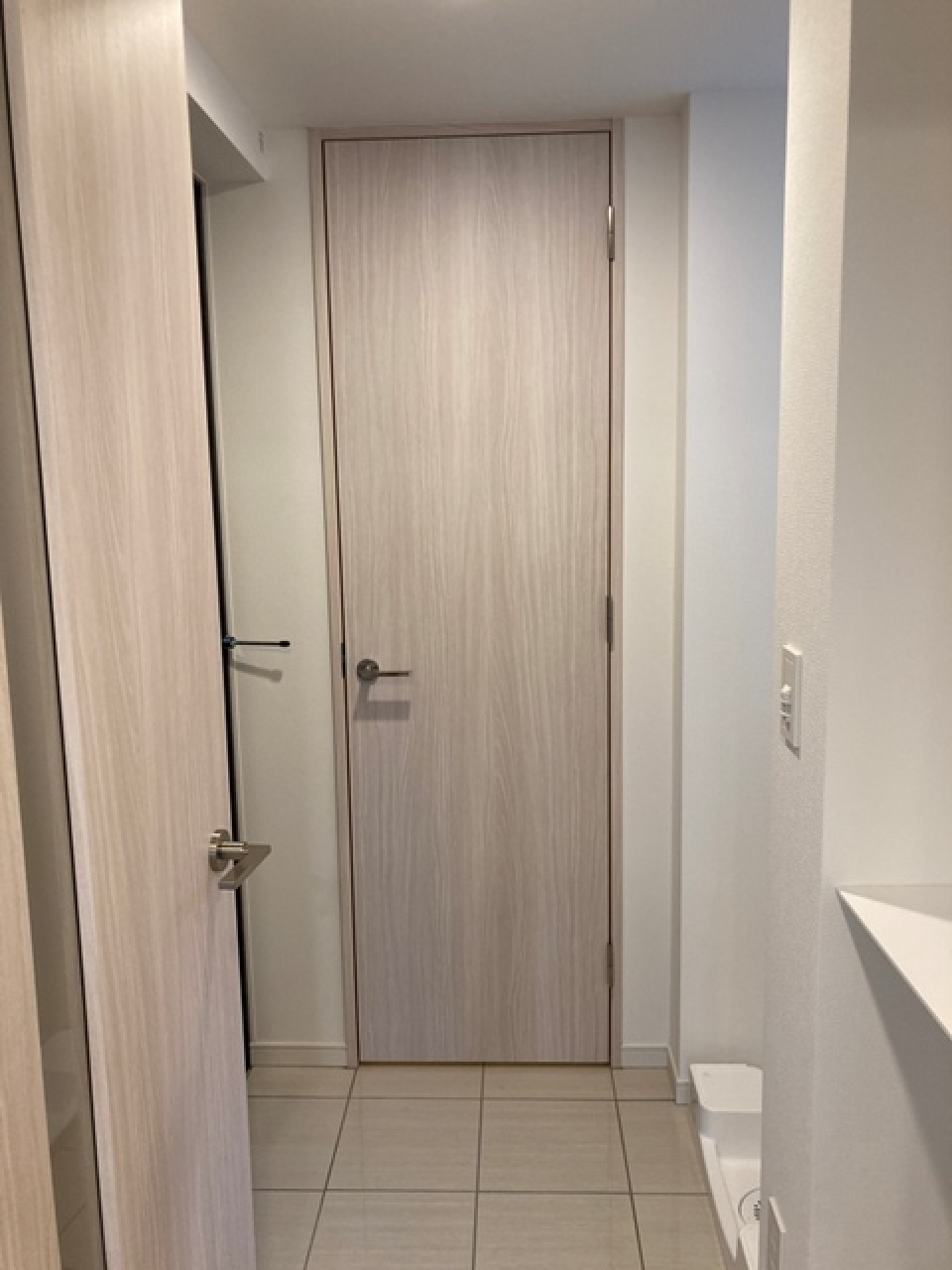 玄関です。明るい色合いなので、帰宅後すぐにほっこりできますね。
※写真は同タイプ住戸です。