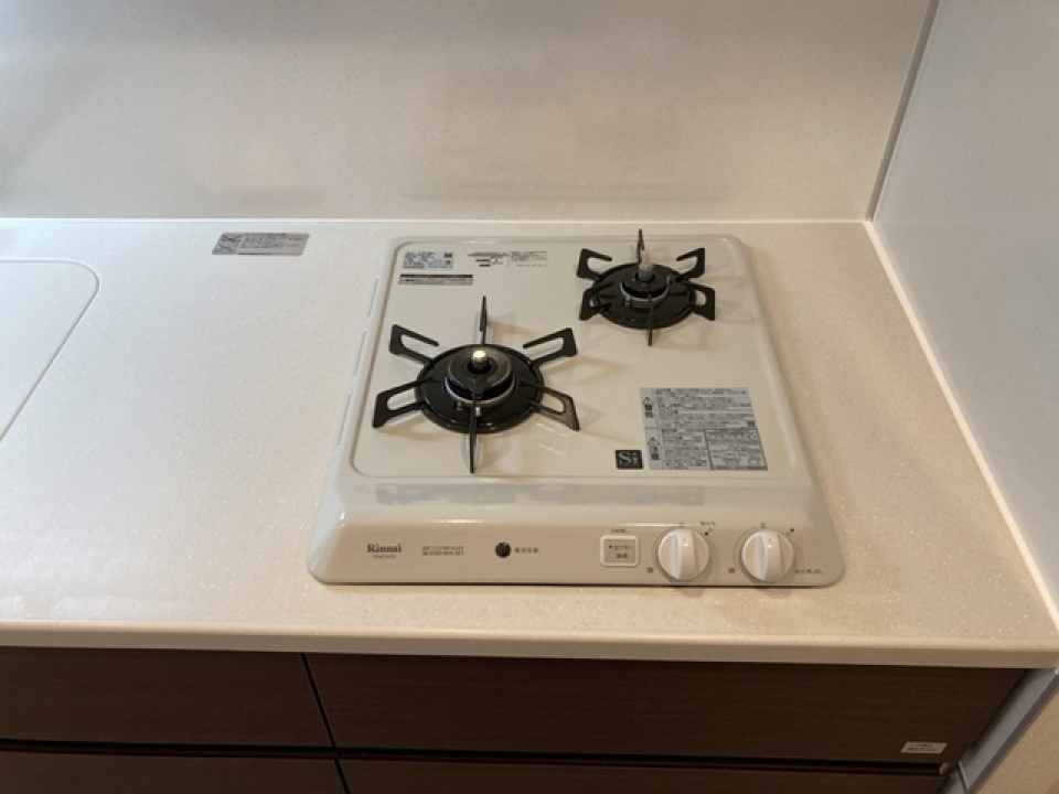 2口のガスコンロ付きです。白を基調としているので清潔感があります。
※写真は同タイプ住戸です。