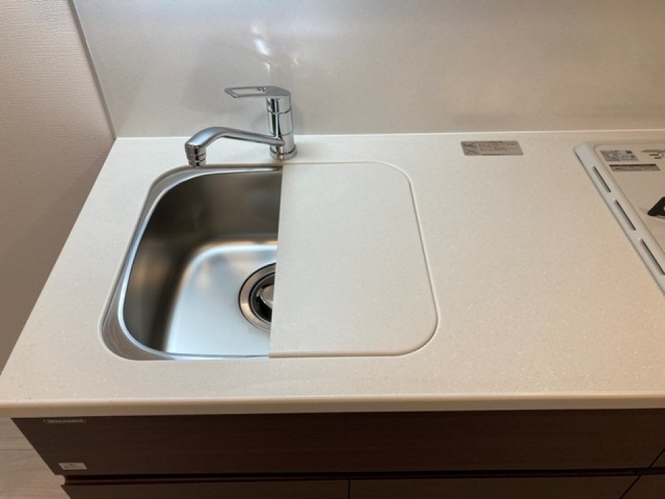 トレー付きなので、調理スペースが広がって◎
※写真は同タイプ住戸です。