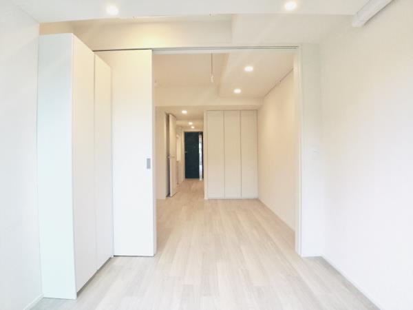 ４．３帖の洋室に６．７帖のダイニングが続きます。