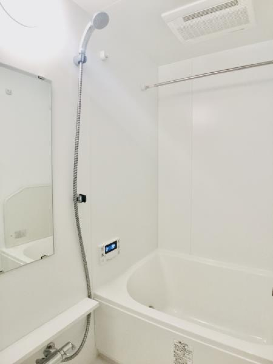 白くまとめられたシンプルで清潔感のある浴室です。