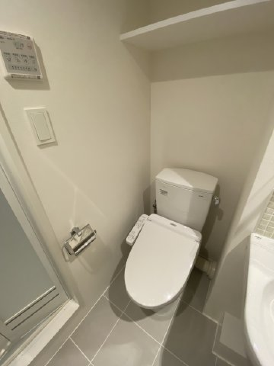 清潔感のあるトイレは、上段に棚があるので収納も可能です！