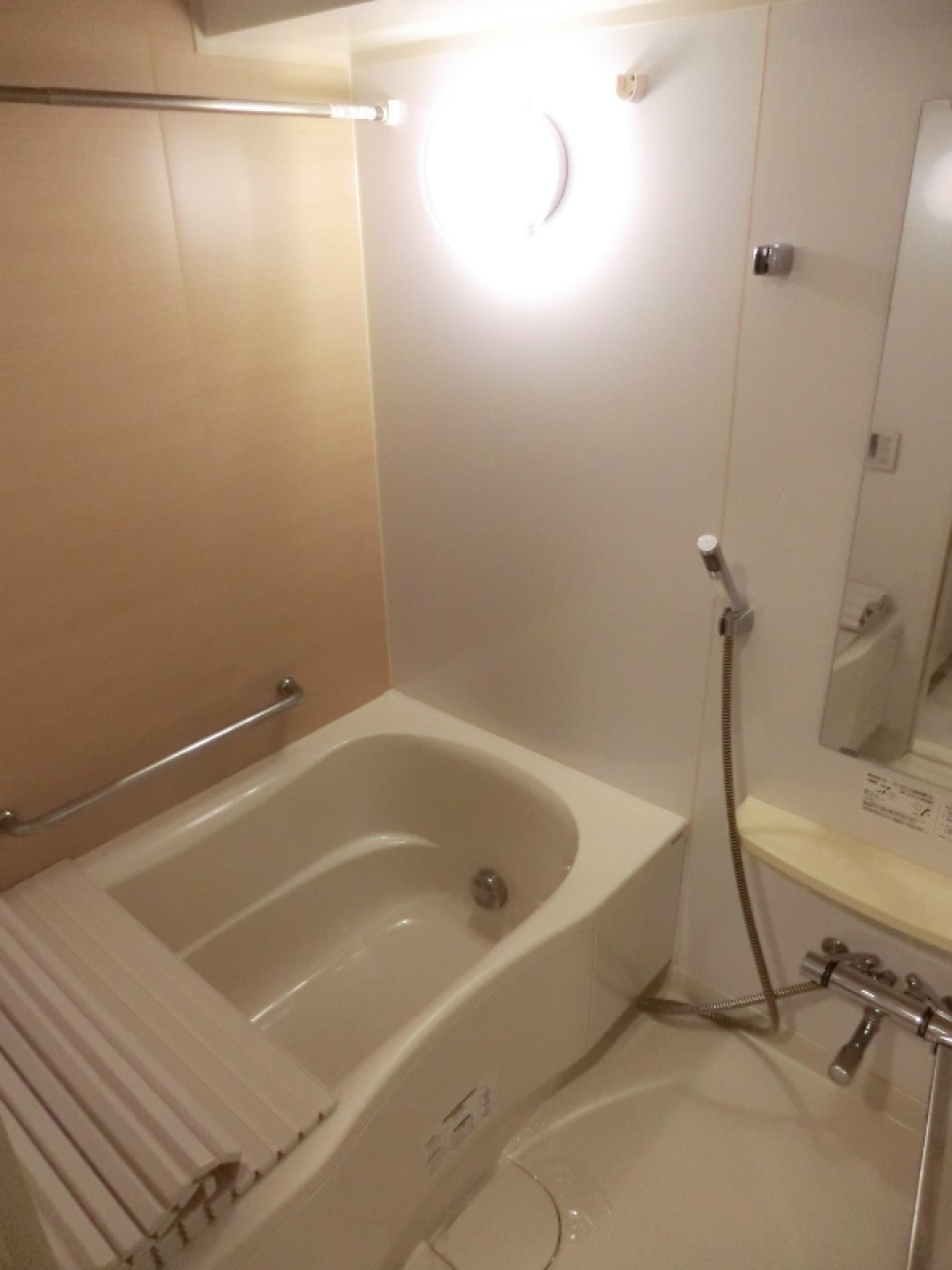 ナチュラルなパネルが設置されている浴室。※参考写真