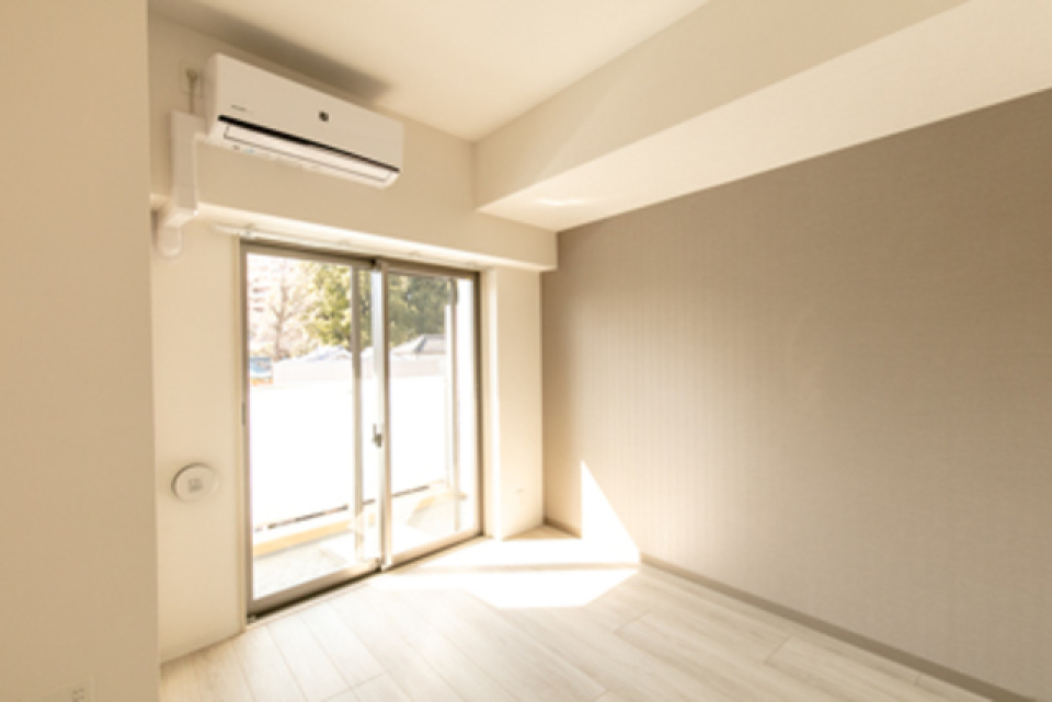 南西向きのお部屋で、明るい自然光が降り注ぎます。※写真は同タイプ住戸です。
