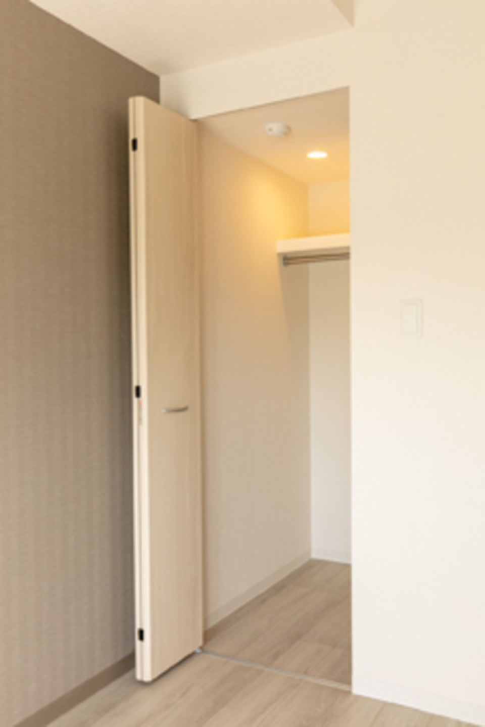 奥行きのあるクローゼット。照明もついているので中身が見やすくなっているのが嬉しいポイント。※写真は同タイプ住戸です。
