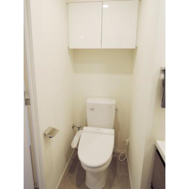 トイレです。頭上に収納棚が付いています。
※写真は同タイプ住戸です。